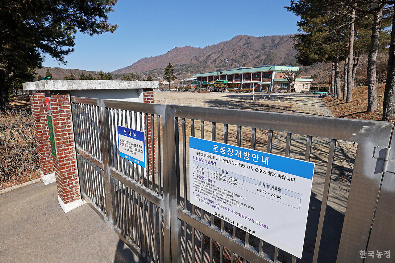 지역위기 대응 정책의 단위를 읍·면으로 해야 하는 이유는 간단하다. 농촌지역의 경우에는 읍·면이 생활권이고, 면이 살아야 전체 군도 살아나기 때문이다. 현재 인구감소가 가장 심각한 곳은 농촌의 면 지역이고, 비수도권의 상당수 읍 지역도 비슷한 실정이다. 전국의 1177개 면과 비수도권 지역의 읍들이 활력을 찾는 것이야말로 대한민국이 부딪히고 있는 위기적 상황을 해소하는 길이다. 2025년 3월 1일부로 폐교 및 유촌초등학교로 통합이 결정된 유촌초 오음분교(강원 화천군 간동면)의 정문이 닫혀 있다. 한승호 기자
