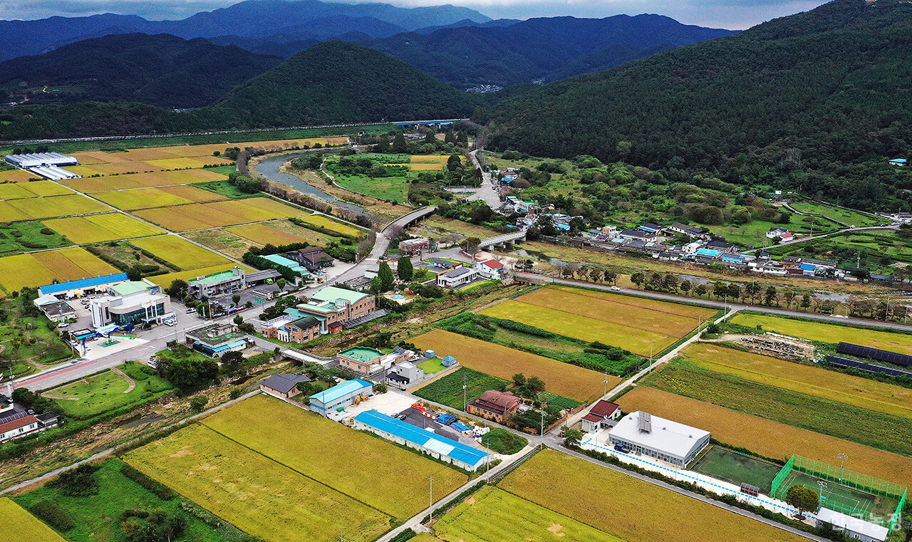 읍·면 자치권 확보 없이는 농촌이 부딪히고 있는 어려움을 극복하고 미래를 열어가기는 어렵다. 농촌이 미래가 없으면, 대한민국도 미래가 없다. 그런 절박함이 모이면, 아무리 어려운 일이라고 해도 변화를 만들어나갈 수 있을 것이다. 사진은 지난해 10월 전남 화순군의 한 면 소재지 풍경. 한승호 기자