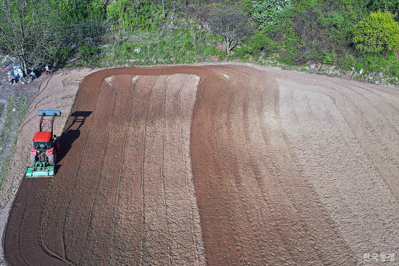 지난달 28일 충북 제천시 백운면 덕동리 밭에서 트랙터가 로터리를 치고 있다.