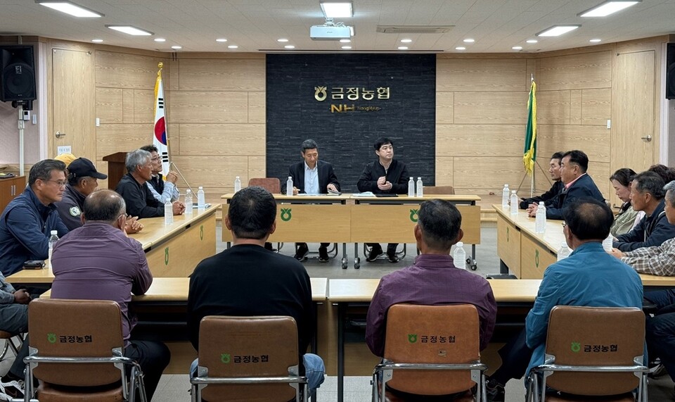 농업정책보험금융원이 지난 9일 전남 영암군 금정농협에서 금정대봉감대책위원회에 일소로 인한 낙과 피해 미인정 사태에 대한 검토 의견을 설명하고 농가 의견을 청취했다. 금정대봉감대책위원회 제공 