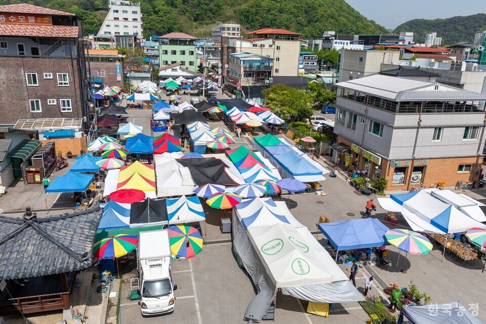  어느 농가의 앞마당 같이 작은 화천오일장. 사진 류관희 작가