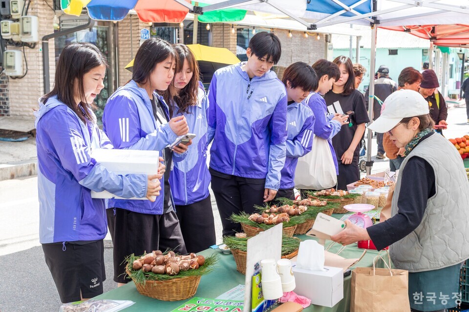 화천군 여자축구단 선수들이 시합 전 오일장에 떴다. 사진 류관희 작가