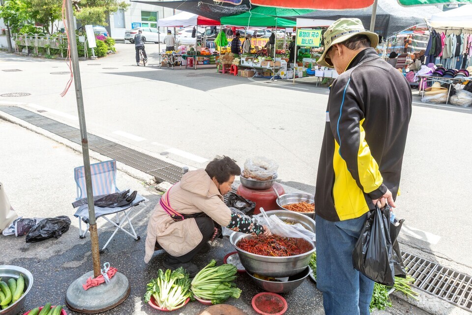 밥을 해먹어야 농촌도 산다. 이제 음식은 여자들만의 노동으로 상에 오르지 않는다. 사진 류관희 작가