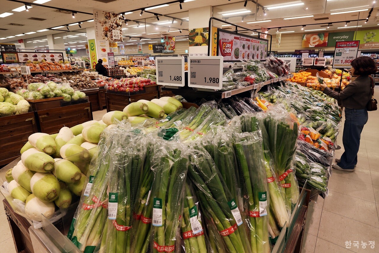주요 채소 가격이 떨어지고 있음에도 농림축산식품부가 ‘장바구니 물가'에만 집중하자 농업계에서 비판의 목소리가 커지고 있다. 한승호 기자