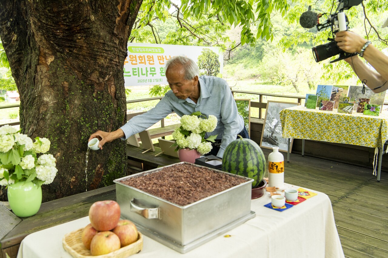 참여한 사람들이 느티나무에게 술 한잔을 권하며 덕담을 전하는 순서가 있었다.