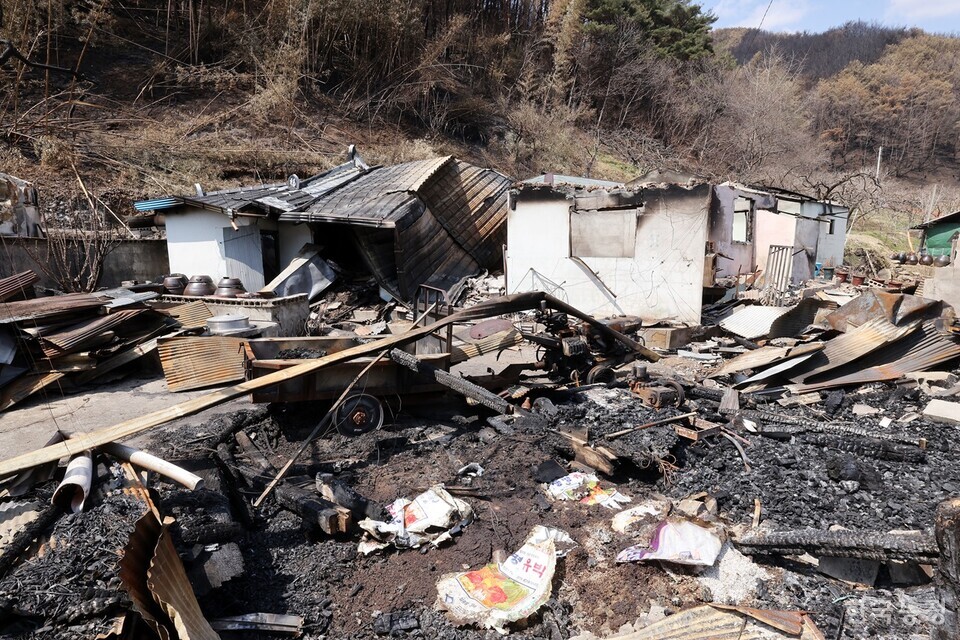 지난 3월말 발생한 영남권 대형 산불 피해 지역인 경남 산청군 한 마을의 주택이 전소된 모습. 한승호 기자