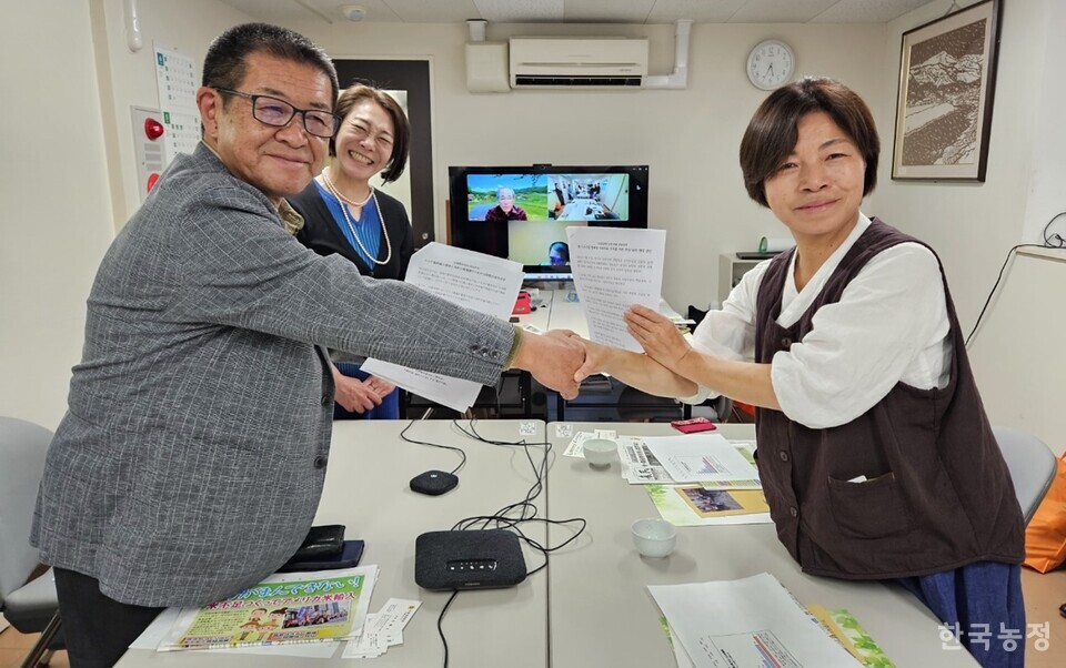 정영이 국민과함께하는농민의길 공동대표와 요시오 사사와타리 노민렌 부회장(왼쪽)이 지난 27일 도쿄 이타바시 노민렌 사무국에서 ‘쌀 의무수입 철폐와 식량주권 수호를 위한 한·일(일·한) 농민단체 공동 성명’에 합의한 뒤 기념사진을 찍고 있다.