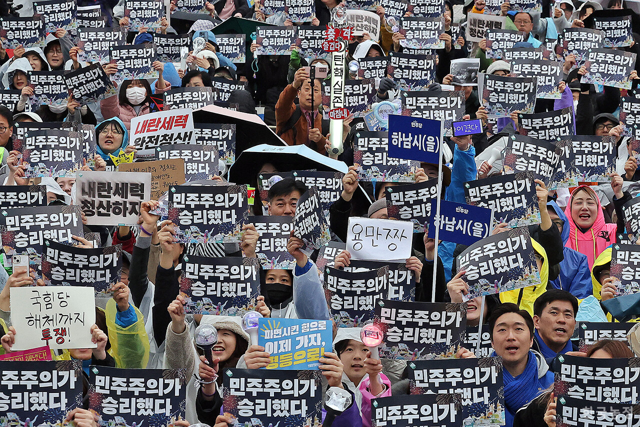 윤석열 파면으로 시작된 조기 대통령선거가 끝나면 지방선거가 1년 남는다. 그 1년 동안 지역사회를 대개혁할 수 있는 노력을 하고, 2026년 지방선거를 ‘사회대개혁’의 공론장으로 만드는 것이 필요하다. 헌법재판소의 윤석열 파면 선고 이튿날인 지난 4월 5일 서울 광화문 동십자각에서 열린 ‘윤석열즉각퇴진! 사회대개혁! 18차 범시민대행진 주권자 시민 승리의 날’에서 시민들이 “민주주의가 승리했다” 등의 구호를 외치며 국민의 승리를 축하하고 있다. 한승호 기자