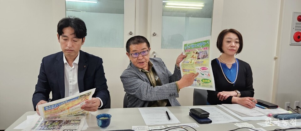 사사와타리 요시오 농민운동전국연합회 부회장(가운데)이 일본의 쌀 농가 감소(2020~2024년) 상황을 설명하고 있다. 박민철 농협중앙회 일본사무소 차장(왼쪽, 통역 담당),  후지와라 아사코 농민운동전국연합회 사무국장(오른쪽). 