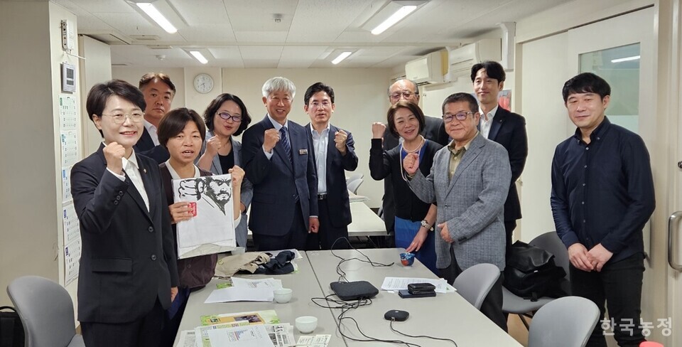 한국 방문단과 일본 측 농민운동전국연합회 관계자들이 공동성명에 합의한 뒤 단체 사진을 찍고 있다. 