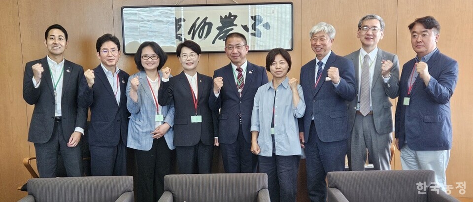 의무수입 쌀에 대한 한일 공동 해법을 논의하기 위해 일본을 찾은 한국 방문단이 지난달 28일 도쿄 치요다구 JA빌딩에서 전국농업협동조합중앙회(JA전중) 관계자들과 면담한 뒤 기념사진을 찍고 있다. 