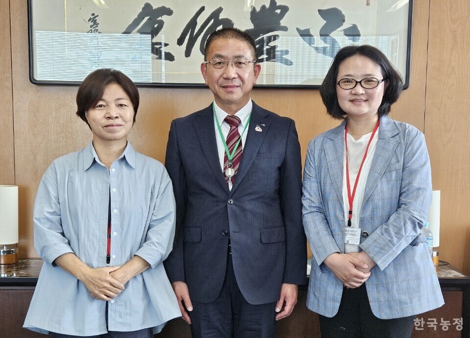 (왼쪽부터) 정영이 국민과함께하는농민의길 상임대표, 토우마 노리카즈 JA전중 상무이사, 엄청나 전국쌀생산자협회 정책위원장.