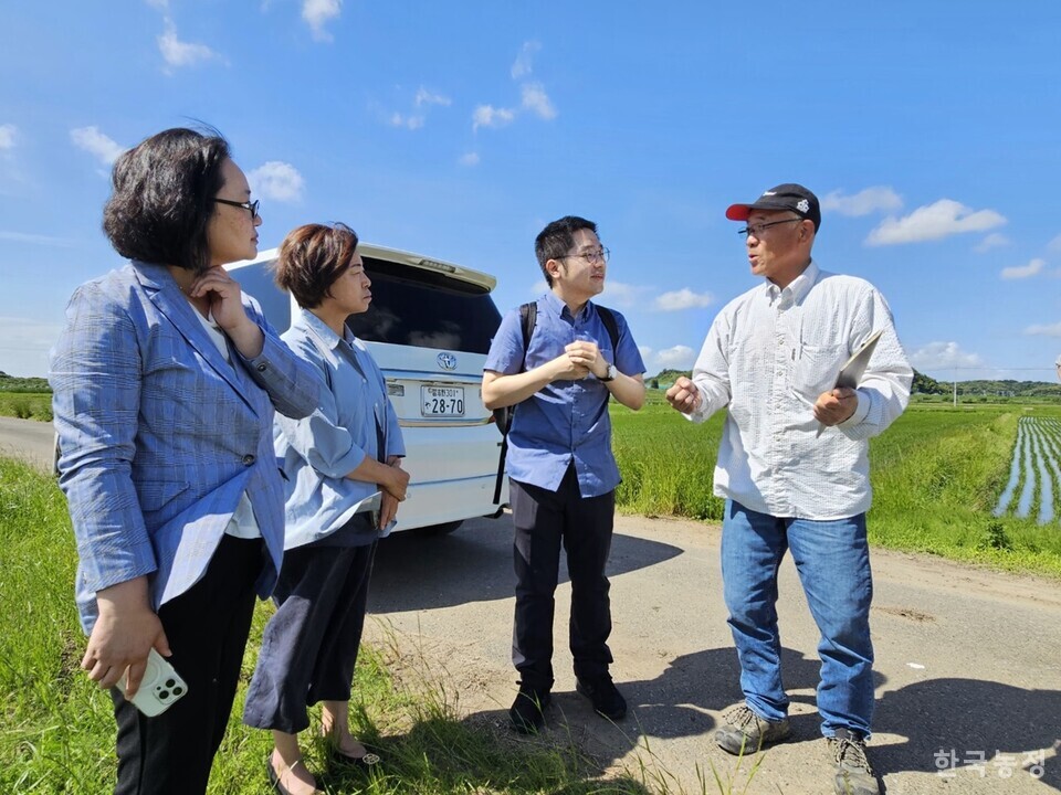 (오른쪽부터) 오구라 타케시 농민운동전국연합회 부회장. 박일현 통역 담당, 정영이 국민과함께하는농민의길 상임대표, 엄청나 전국쌀생산자협회 정책위원장. 지난달 28일 일본을 방문한 한국 농민들이 쌀 농가 현장을 찾아 일본 농민의 목소리를 들었다. 