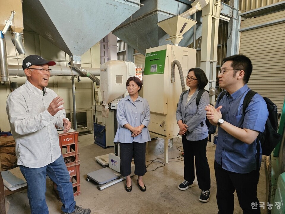 오구라 타케시 농민운동전국연합회 부회장이 자신의 농기계 창고에서 쌀 도정 및 납품 과정 등을 설명하고 있다. 