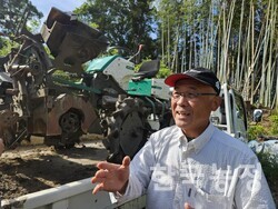 오구라 타케시 농민운동전국연합회 부회장이 제초기계(왼쪽)에 대해 설명하고 있다. 