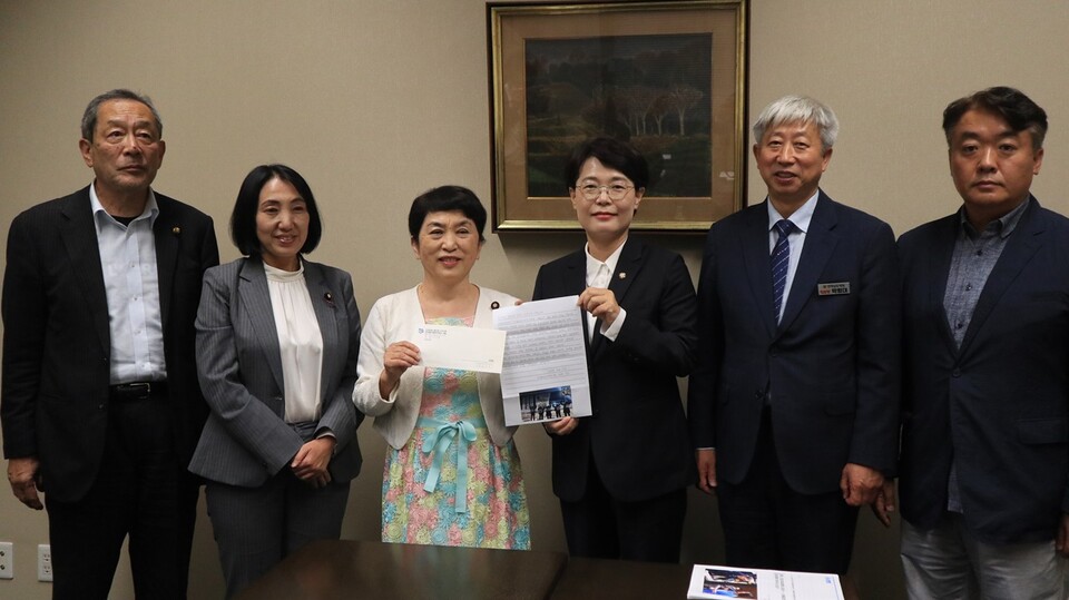 (왼쪽부터) 사회민주당의 핫토리 료이치 간사장 (중의원), 오츠바키 유코 부대표(참의원),  후쿠시마 미즈호 대표(참의원), 전종덕 국회의원(진보당), 박형대 전남도의원(진보당), 장대연 주일 전라남도사무소 소장. 진보당 제공