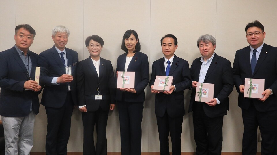 (왼쪽부터) 장대연 주일 전라남도사무소 소장, 박형대 전남도의원(진보당), 전종덕 국회의원(진보당), 입헌민주당의 가네코 에미, 노마 다케시, 가미야 히로시, 와타나베 소우 중의원. 진보당 제공  