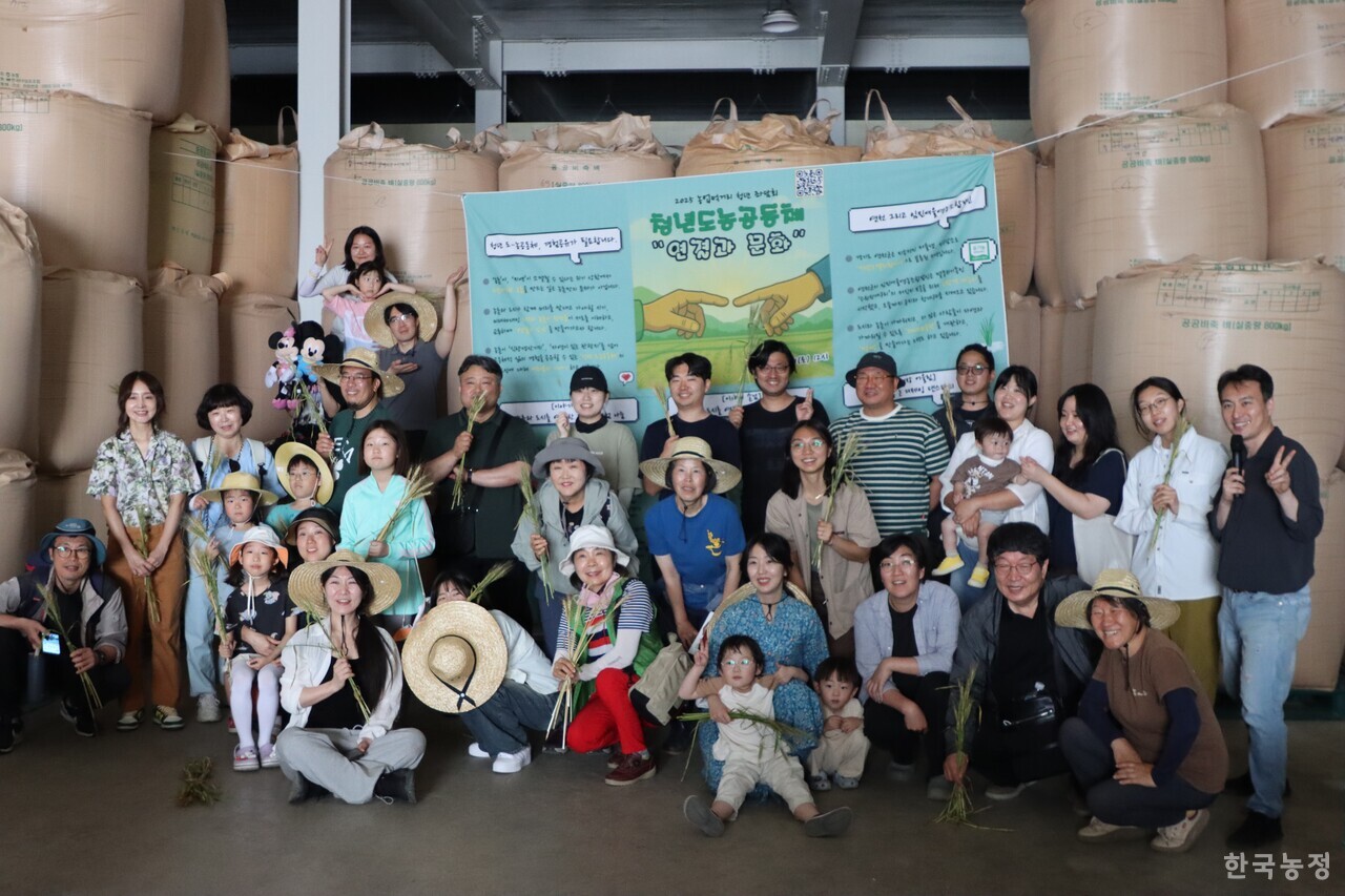 지난달 31일 경기도 연천군 군남면 임진여울영농조합법인의 벼 저장창고에서 농업먹거리청년모임 주최로 열린 2025 농업먹거리 청년 좌담회 ‘연결과 문화’ 참가자들이 한자리에 모였다. 그 뒤엔 쌀을 가득 담은 톤백들이 쌓여 있다.