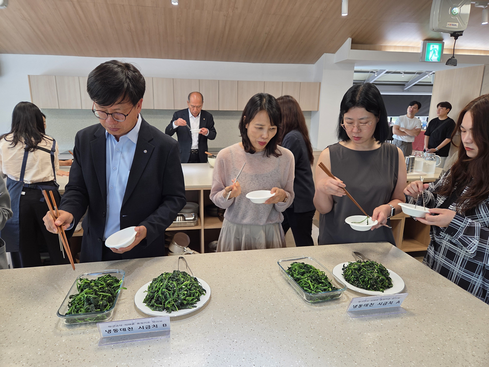 경기도농수산진흥원이 지난 9일 경기도 먹거리광장에서 ‘경기도 학교급식 식재료 품질기준 협의체’를 처음으로 개최했다. 이날 행사에선 냉동 데친 시금치의 학교급식 도입 가능성을 검토하기 위한 품평회도 함께 열렸다. 경기도농수산진흥원 제공