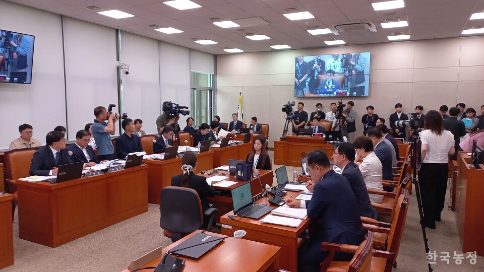 지난 10일 국회 산불피해지원대책 특별위원회 제2차 전체회의에서 여야 의원들이 의견을 나누고 있다.