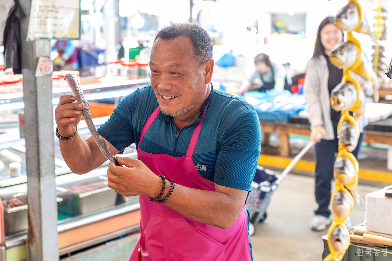 홍어꼬리는 꼭 먹어야 한다며, 감사하게도 기꺼이 사진 촬영에 도움을 주셨다. 류관희 작가