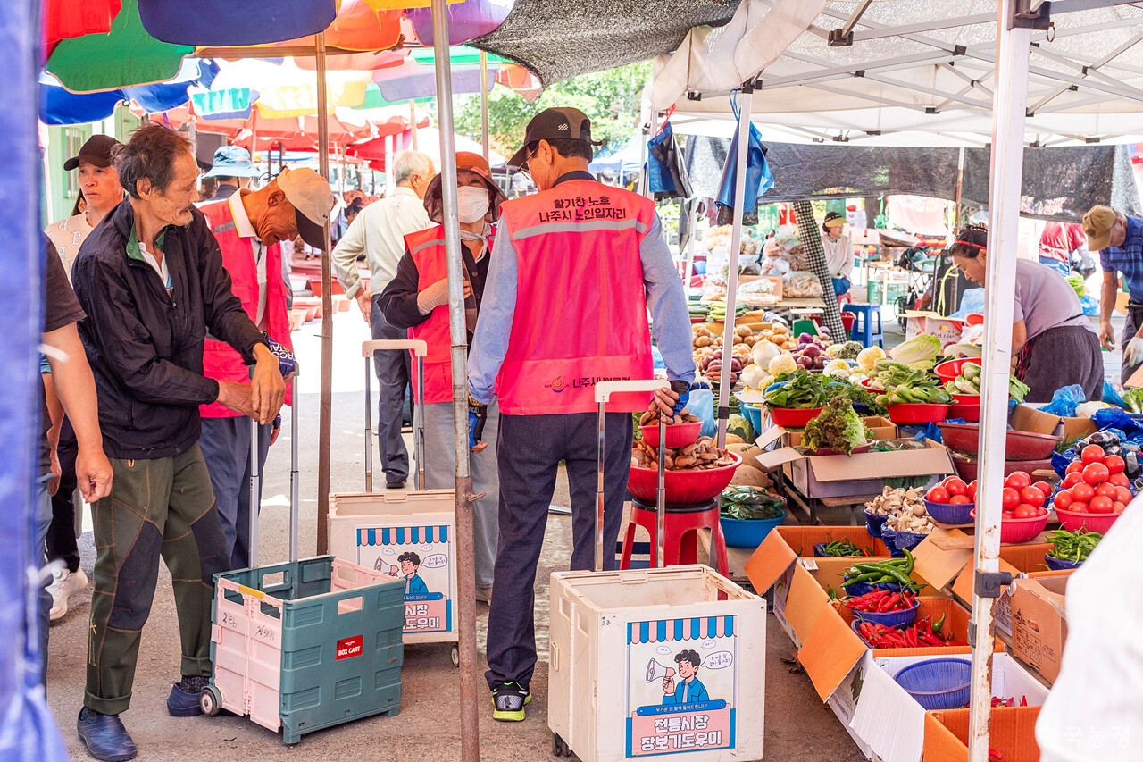 노인 일자리 창출도 되고 손님 편의도 봐주는 장보기 도우미 시스템은 박수 받을 일이다. 류관희 작가