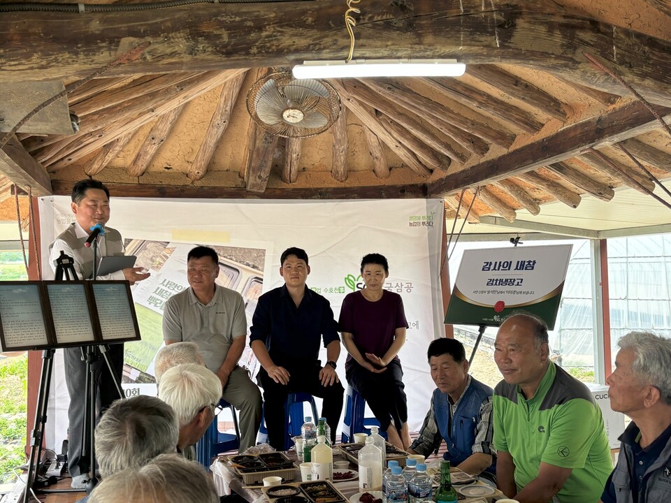 '감사의 새참'에 선정된 전남 장성군 송석민씨 사연에 대한 사연 전달식 및 새참 도시락 나눔 모습. SG한국삼공(주) 제공