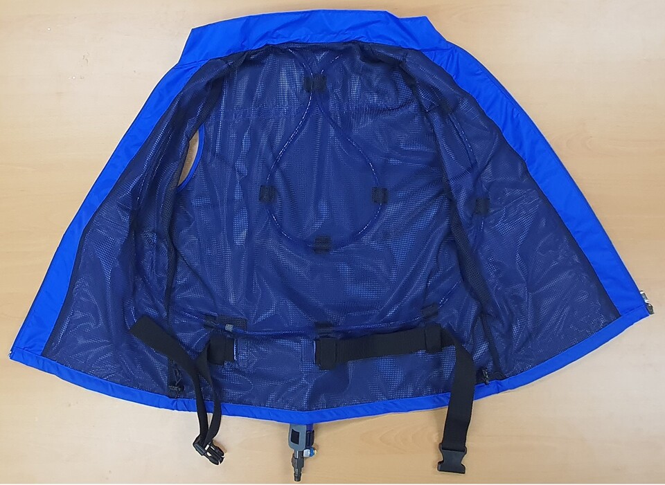 에어라인과 보텍스 튜브가 부착된 에어냉각조끼 모습. 농촌진흥청 제공 