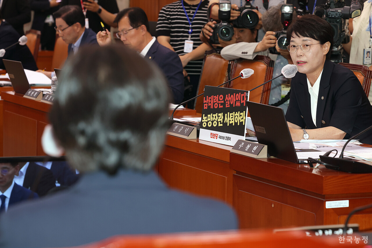 전종덕 진보당 의원이 25일 오후 열린 국회 농림축산식품해양수산위원회 전체회의에서 ‘남태령은 살아있다 농망장관 사퇴하라’가 적힌 종이를 노트북에 붙인 채 이재명정부에서 유임된 송미령 농림축산식품부 장관에게 자진사퇴 할 것을 촉구하고 있다. 앞서 전 의원은 이재명 대통령에게 송 장관의 유임 철회를 촉구하며 지난 24일 대통령실 앞에서 1인시위를 펼친 바 있다.