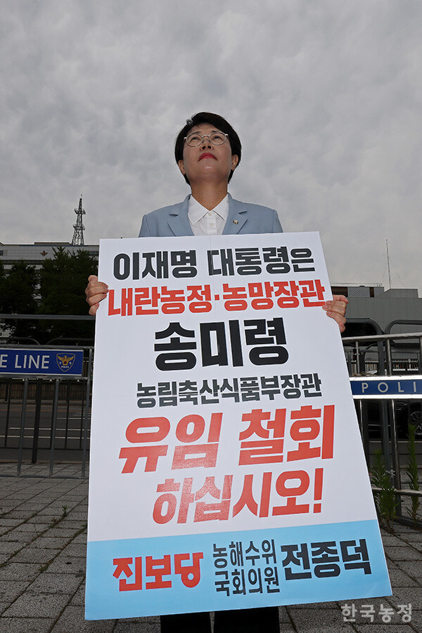 이재명정부가 위기의 농업·농촌·농민에 희망이 되는 정부가 될 수 있기를 바란다. 그것을 위해서는 잘못된 결정은 빨리 철회하고, 대통령의 진정성을 국민들에게 보여주는 것이 필요하다. 전종덕 진보당 의원이 지난 24일 서울 용산구 대통령실 앞에서 송미령 농림축산식품부 장관 유임에 반발해 1인시위에 나선 가운데 “송 장관을 유임시키면 안 되는 이유를 직접 말씀드리겠다”며 이재명 대통령에게 면담을 요청하고 있다. 한승호 기자