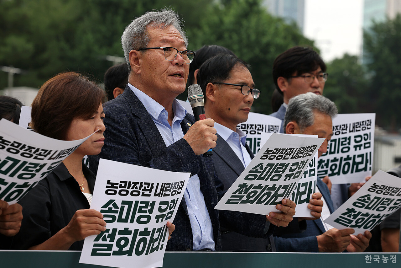 지난 26일 서울 용산구 대통령실 앞에서 열린 ‘‘농망장관’·‘내란장관’ 송미령 유임 철회 촉구 기자회견’에서 하원오 국민과함께하는농민의길 상임대표가 송미령 농림축산식품부 장관 유임 철회를 이재명 대통령에게 촉구하고 있다. 한승호 기자