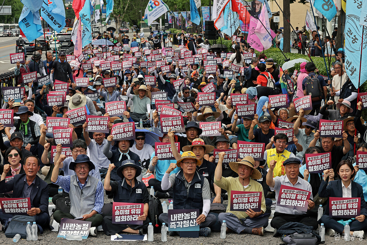 30도를 웃도는 폭염에도 불구하고 30일 오후 서울 용산구 대통령실 인근에서 열린 '송미령 유임 철회! 내란농정 즉각 청산! 1차 전국농민 결의대회'에 참석한 농민들이 이재명 대통령에게 '송미령 장관 유임 철회'를 촉구하고 있다. 한승호 기자