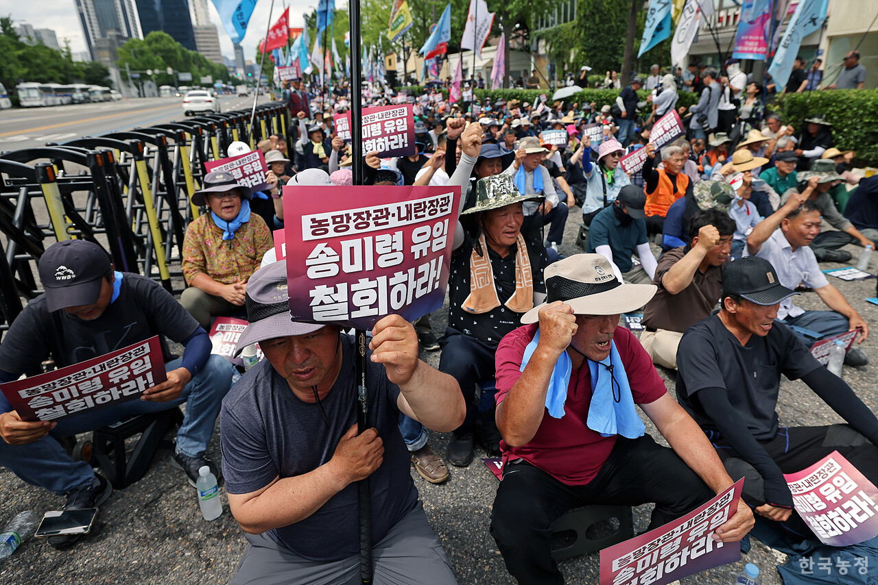 30도를 웃도는 폭염에도 불구하고 30일 오후 서울 용산구 대통령실 인근에서 열린 '송미령 유임 철회! 내란농정 즉각 청산! 1차 전국농민 결의대회'에 참석한 농민들이 이재명 대통령에게 '송미령 장관 유임 철회'를 촉구하고 있다. 한승호 기자