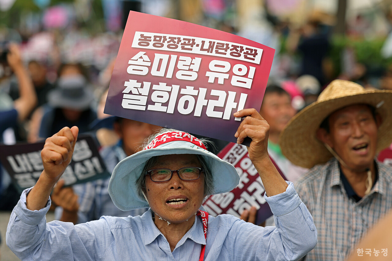 30도를 웃도는 폭염에도 불구하고 30일 오후 서울 용산구 대통령실 인근에서 열린 '송미령 유임 철회! 내란농정 즉각 청산! 1차 전국농민 결의대회'에 참석한 농민들이 이재명 대통령에게 '송미령 장관 유임 철회'를 촉구하고 있다. 한승호 기자