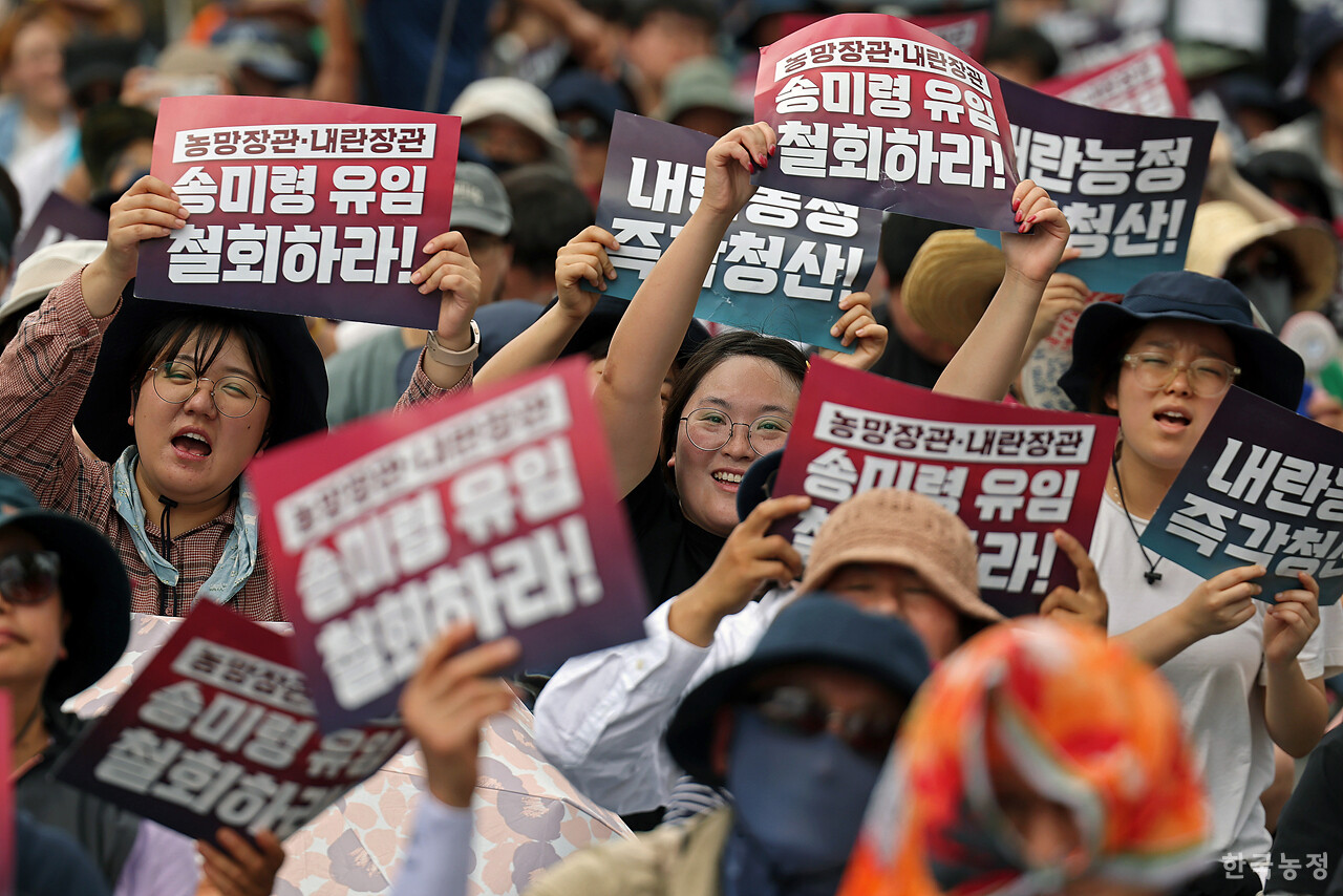 30도를 웃도는 폭염에도 불구하고 30일 오후 서울 용산구 대통령실 인근에서 열린 '송미령 유임 철회! 내란농정 즉각 청산! 1차 전국농민 결의대회'에 참석한 농민들과 여름농활에 함께한 대학생들이 이재명 대통령에게 '송미령 장관 유임 철회'를 촉구하고 있다. 한승호 기자