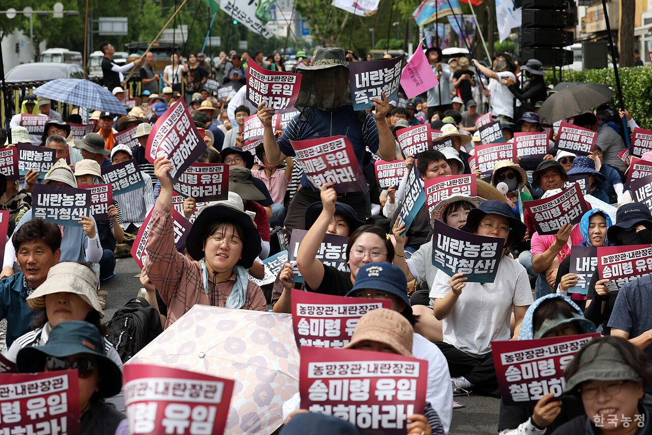 30도를 웃도는 폭염에도 불구하고 30일 오후 서울 용산구 대통령실 인근에서 열린 '송미령 유임 철회! 내란농정 즉각 청산! 1차 전국농민 결의대회'에 참석한 농민들이 이재명 대통령에게 '송미령 장관 유임 철회'를 촉구하고 있다.