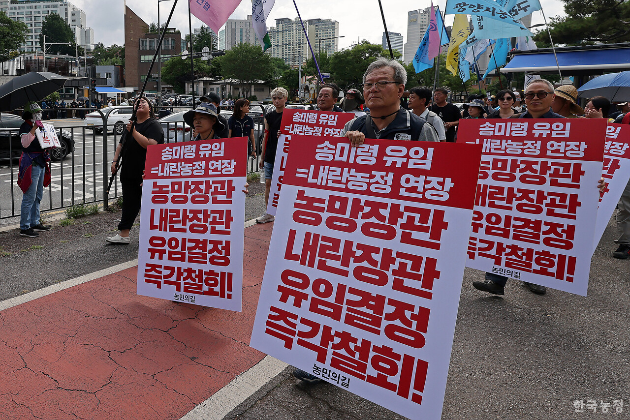 30도를 웃도는 폭염에도 불구하고 30일 오후 서울 용산구 대통령실 인근에서 열린 '송미령 유임 철회! 내란농정 즉각 청산! 1차 전국농민 결의대회'에 참석한 농민들이 이재명 대통령에게 '송미령 장관 유임 철회'를 촉구하며 대통령실 방향으로 행진하고 있다. 한승호 기자