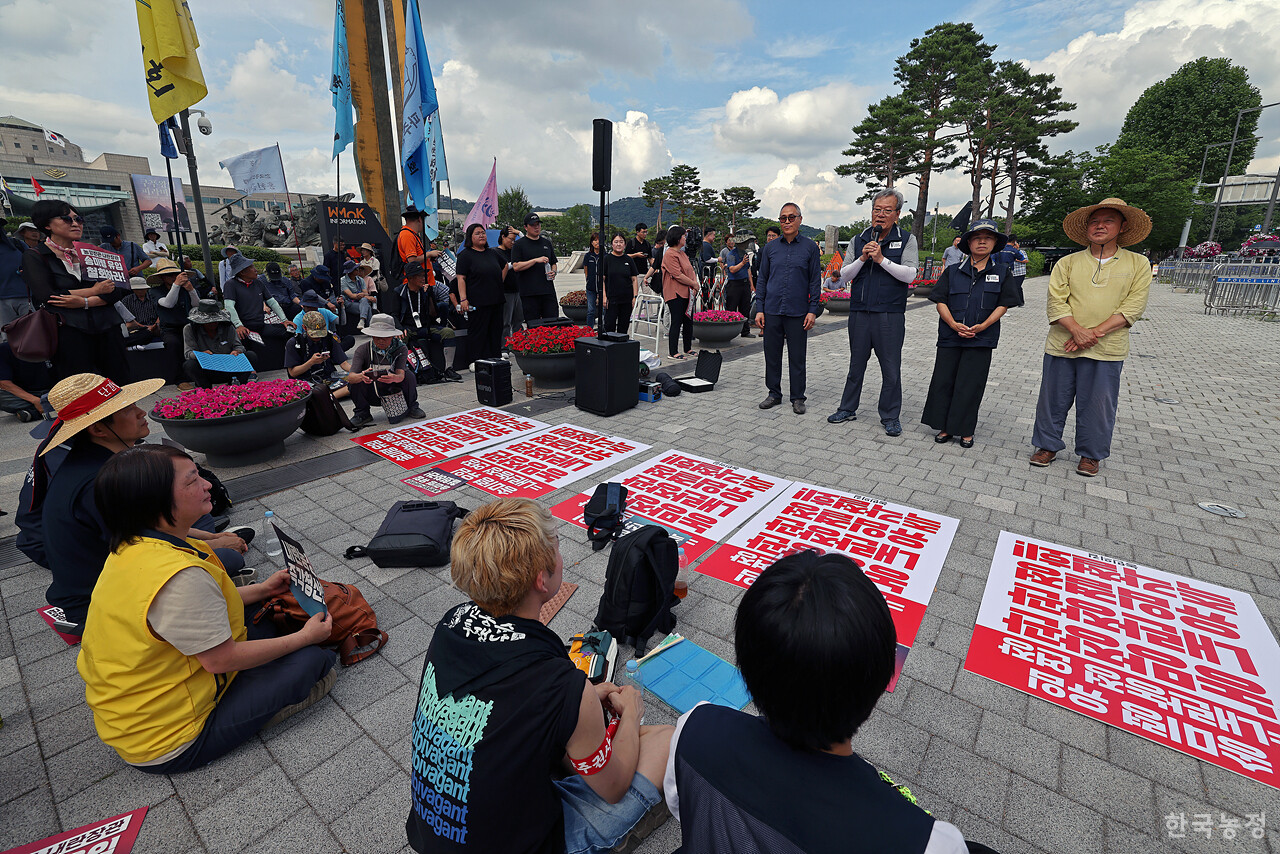 30도를 웃도는 폭염에도 불구하고 30일 오후 서울 용산구 대통령실 인근에서 '송미령 유임 철회! 내란농정 즉각 청산! 1차 전국농민 결의대회'가 열린 가운데 대통령실 앞까지 행진한 국민과함께하는농민의길 대표단이 노숙농성에 들어가며 결의를 밝히고 있다. 한승호 기자