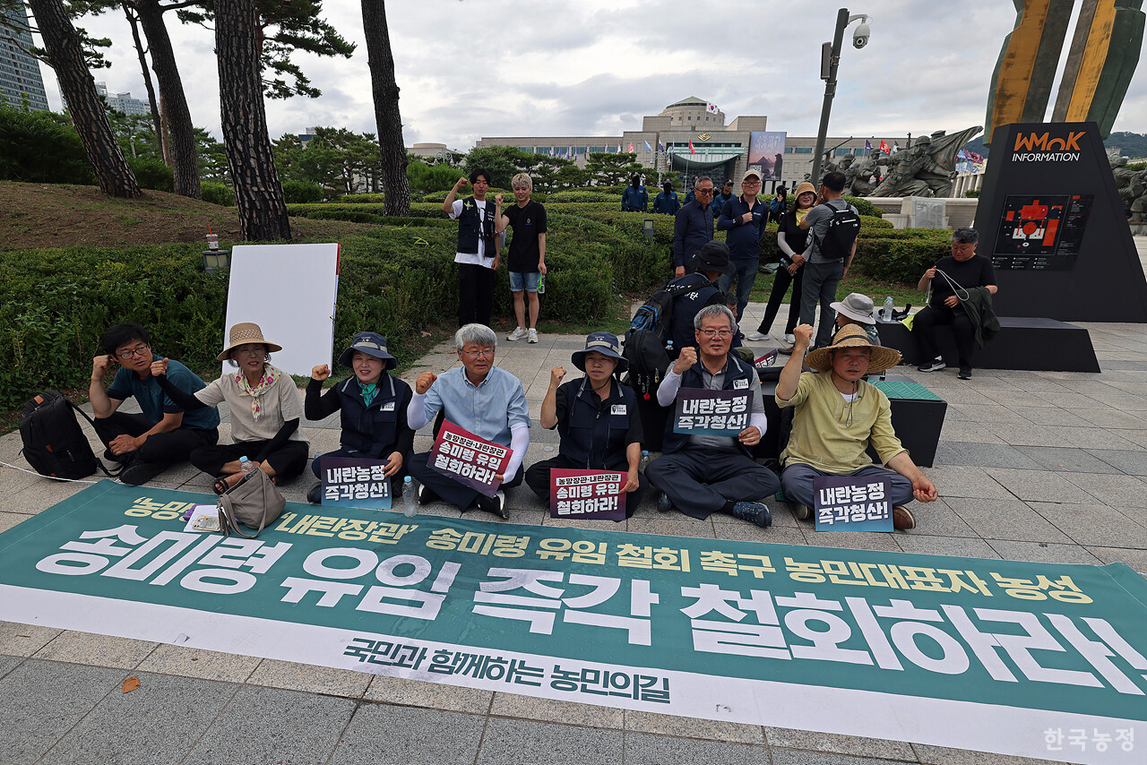 30도를 웃도는 폭염에도 불구하고 30일 오후 서울 용산구 대통령실 인근에서 '송미령 유임 철회! 내란농정 즉각 청산! 1차 전국농민 결의대회'가 열린 가운데 대통령실 앞까지 행진한 국민과함께하는농민의길 대표단이 노숙농성에 돌입하고 있다. 한승호 기자