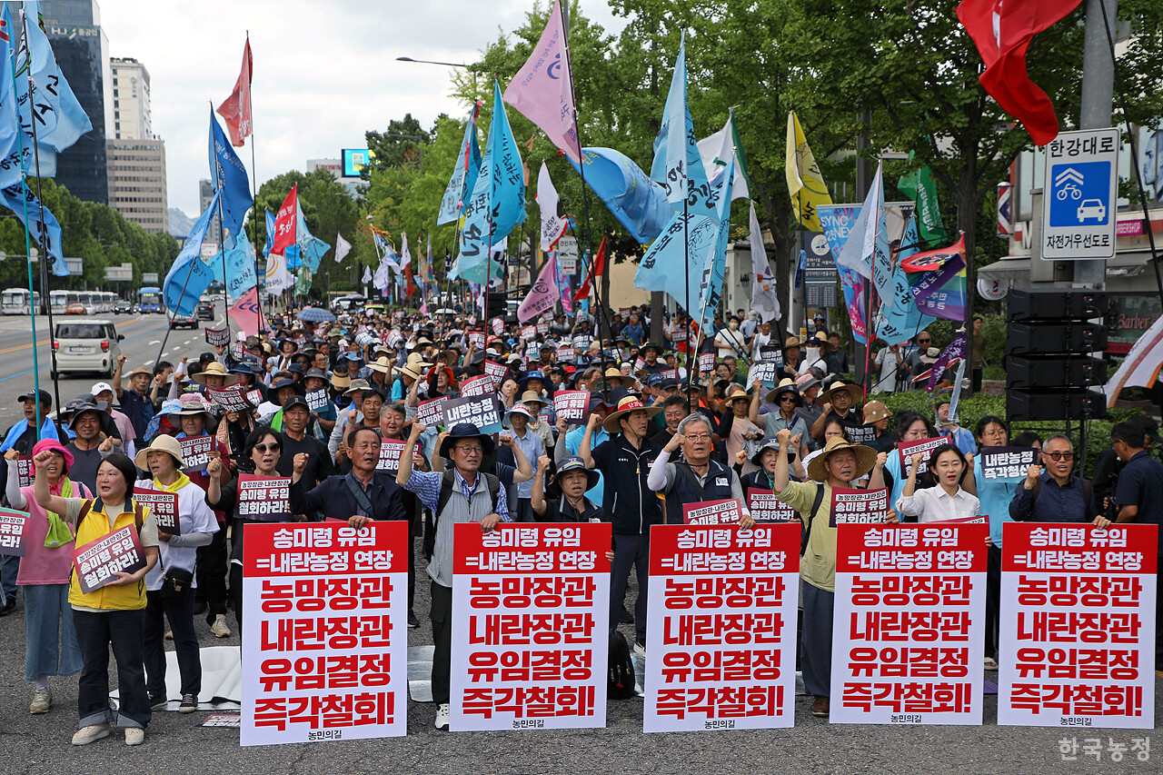 30도를 웃도는 폭염에도 불구하고 30일 오후 서울 용산구 대통령실 인근에서 열린 '송미령 유임 철회! 내란농정 즉각 청산! 1차 전국농민 결의대회'에 참석한 농민들이 이재명 대통령에게 '송미령 장관 유임 철회'를 촉구하고 있다. 한승호 기자