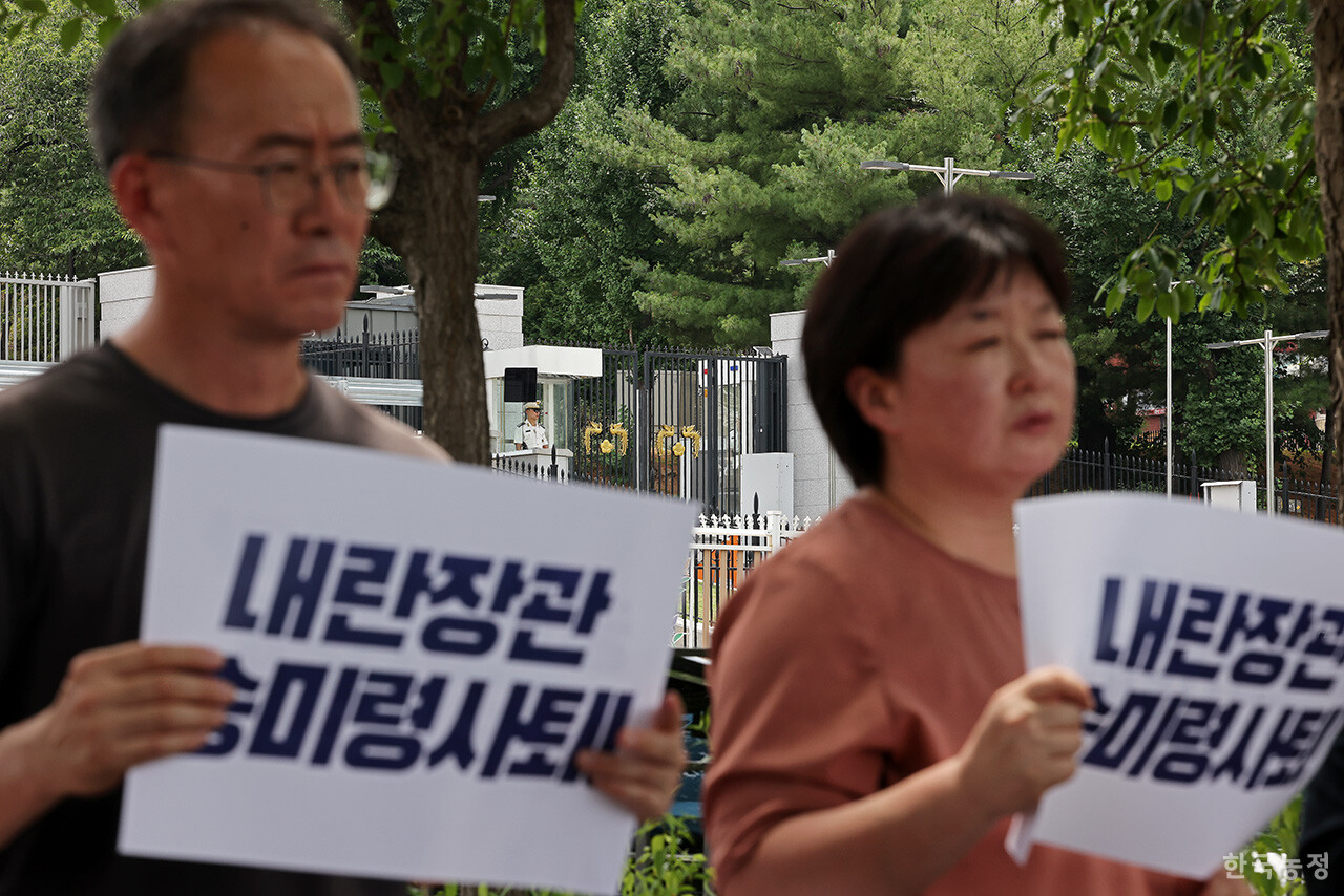 전 '내란청산·사회대개혁 비상행동' 공동의장단이 30일 오후 서울 용산구 대통령실 앞에서 ‘송미령 장관 자진 사퇴 촉구 긴급 기자회견’을 열고 “농망장관·내란장관 송미령 유임은 철회돼야 한다”는 의견을 밝히고 있는 가운데 이들 모습 뒤로 대통령실 문양이 그려진 출입문이 보이고 있다.