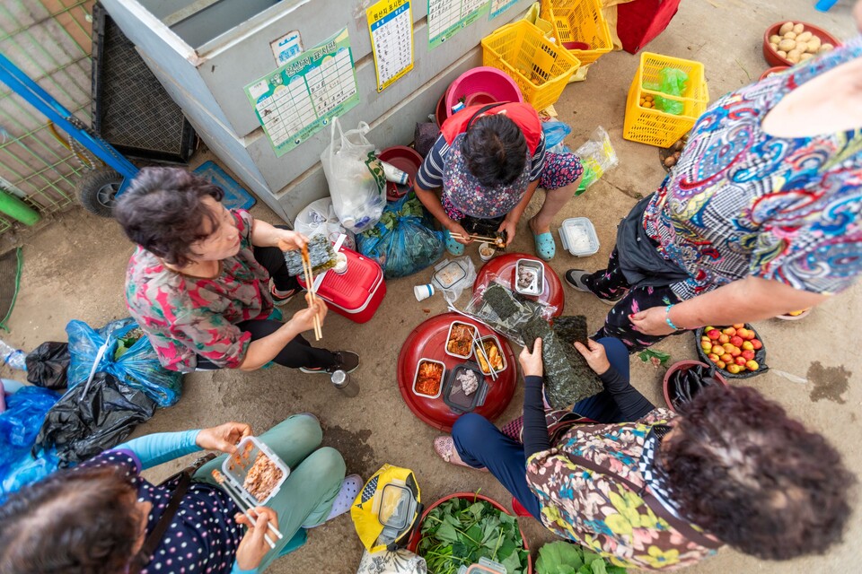 5일에 한번씩 만나 밥 먹고 수다떠는 재미로 오일장에 오신다고 한다.  류관희 작가
