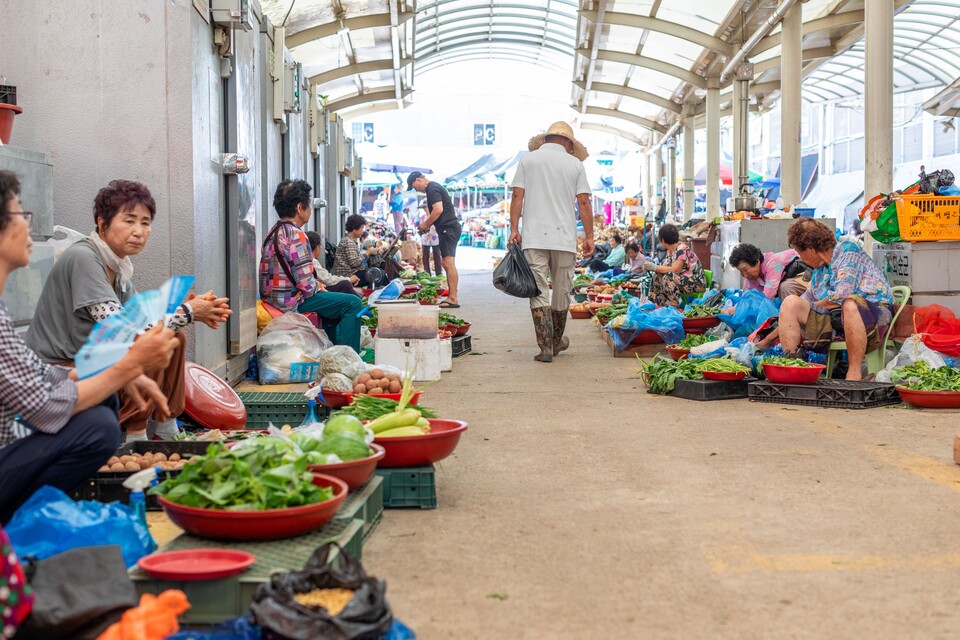 가끔 만나는 남자 손님들은 무얼 사 가는지 궁금하다. 류관희 작가