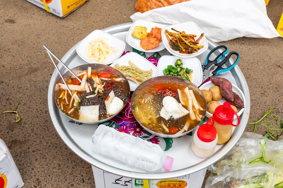 너무 더우니 도시락 없이 나와 냉면 시켜드신다는 상인들의 점심이다.  류관희 작가