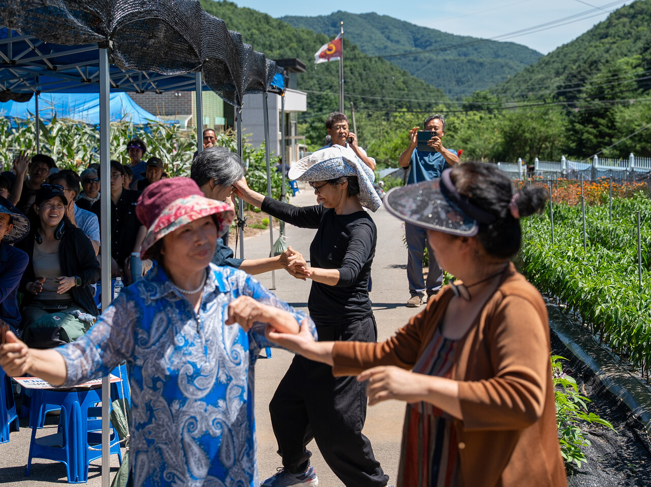 지난 12일 강원 홍천군 화촌면 풍천리 마을회관에서 열린 ‘양수발전소를 막아내려는 사람들의 풍천리 잣나무골 음악회와 마을잔치’ 에서 풍천리 주민들이 공연을 관람하며 춤을 추고 있다. 작가 이준용씨 제공
