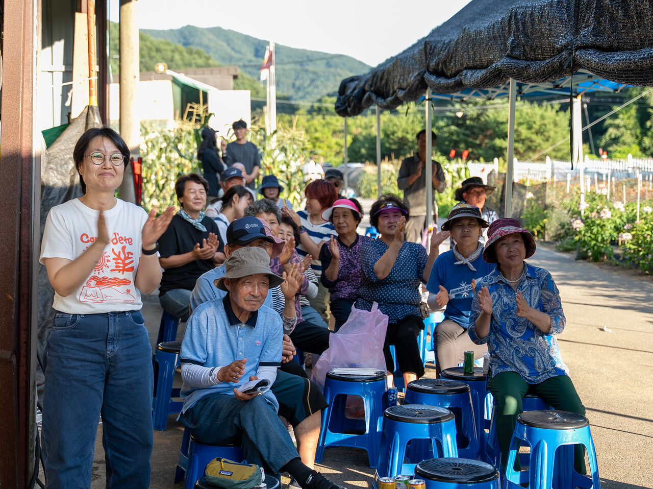 지난 12일 강원 홍천군 화촌면 풍천리 마을회관에서 열린 ‘양수발전소를 막아내려는 사람들의 풍천리 잣나무골 음악회와 마을잔치’ 중 풍천리 주민들이 공연을 관람하고 있다. 작가 이준용씨 제공
