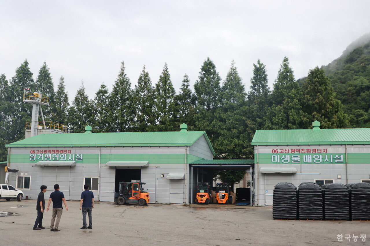 지난 15일 전북 완주군 고산농협 경축순환자원화센터에서 고산농협 직원들이 경축순환자원화센터에 대해 설명하고 있다. 김인규 농협조합장 정명회 사무국장 촬영