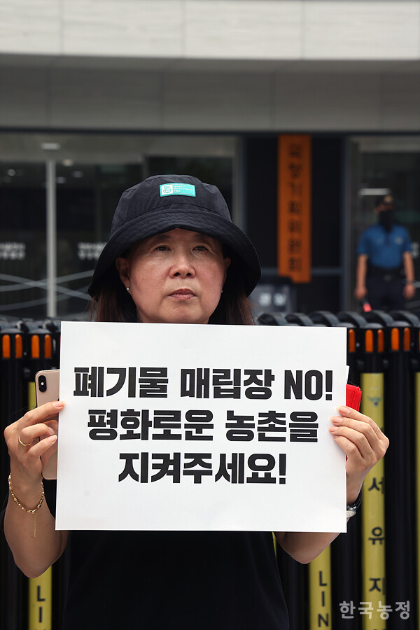 수도권은 폐기물을 버리기만 하고 다른 권역은 폐기물을 받아들여서 환경이 오염되기만 한다면, 그것은 수도권이 다른 권역을 식민지로 만드는 것이나 다름없다. 한쪽은 본국이고 한쪽은 식민지인데, 무슨 균형발전이고 ‘5극 3특’인가? 지난 7일 정부서울청사 창성별관 국정기획위원회 앞에서 ‘산업폐기물 정책공약 국정과제 반영 촉구 기자회견'이 열린 가운데 한 농촌 주민이 폐기물 매립장 건설에 반대하고 있다. 한승호 기자