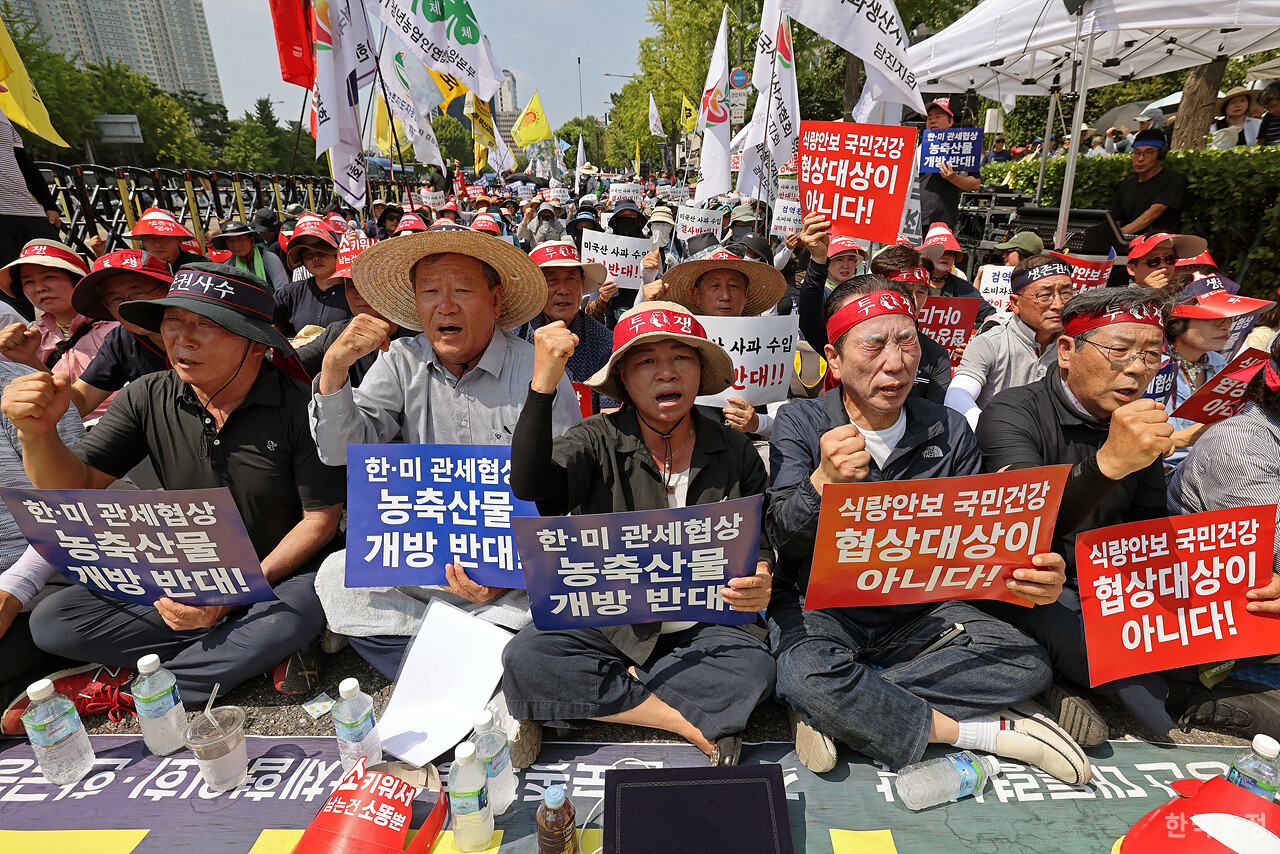 28일 오후 서울 용산 대통령실 앞에서 국민과함께하는농민의길·한국농축산연합회·한국종합농업단체협의회·축산관련단체협의회 공동 주최로 열린 ‘한-미 상호관세 협상 농축산물 개방 반대 전국농축산인 결의대회’에서 전국에서 모인 농민들이 