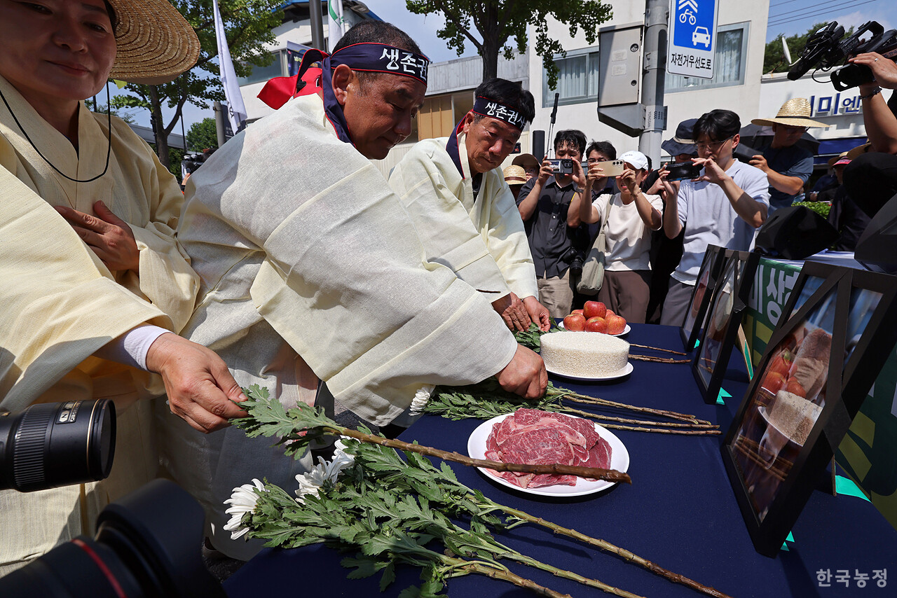 28일 오후 서울 용산 대통령실 앞에서 국민과함께하는농민의길·한국농축산연합회·한국종합농업단체협의회·축산관련단체협의회 공동 주최로 열린 ‘한-미 상호관세 협상 농축산물 개방 반대 전국농축산인 결의대회’에서 상복을 입은 농민단체 대표자들이 